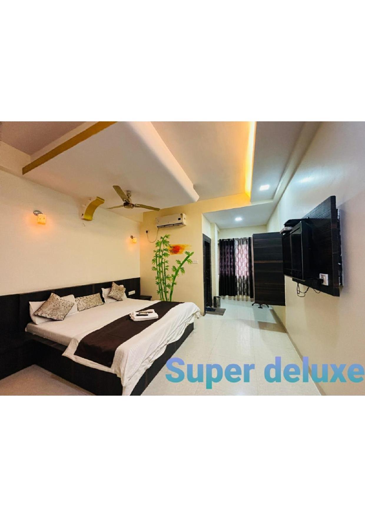 Hotel Saket !! Couple Friendly Family !!