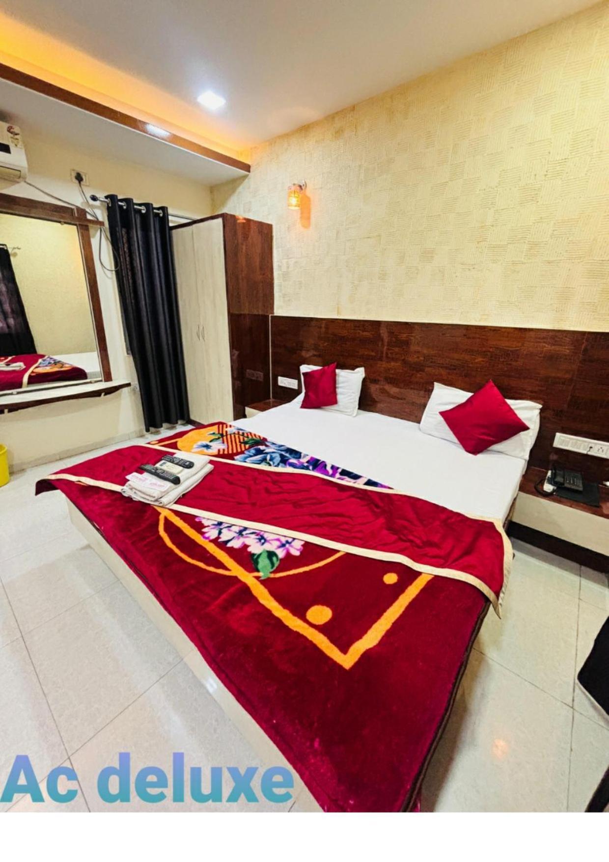 Saket !! Couple Friendly Family !! Hotel