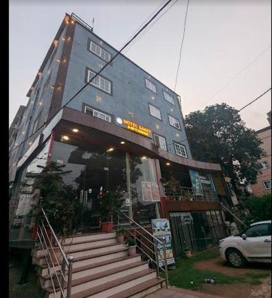 Hotel Saket !! Couple Friendly Family !!